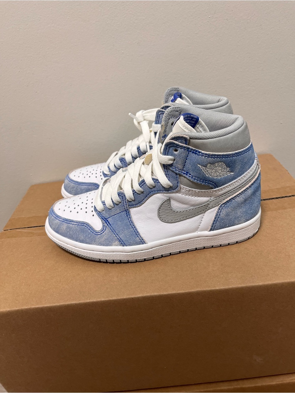 Air Jordan 1 Retro High OG "Hyper Royal" - Picture 2 of 5
